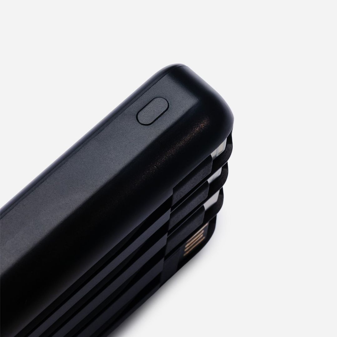 Botón de encendido y cables de la Batería Portátil Rush 10K Founders Edition